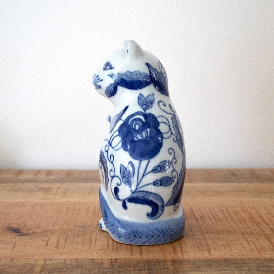 Image 1 of Statuetta vintage di gatto in porcellana: gatto portafortuna in stile Chinoiserie dipinto a mano in blu e bianco.