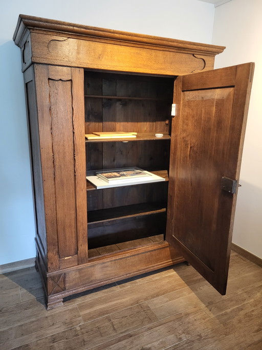 Schöner antiker Wäsche- oder Porzellanschrank aus Holz