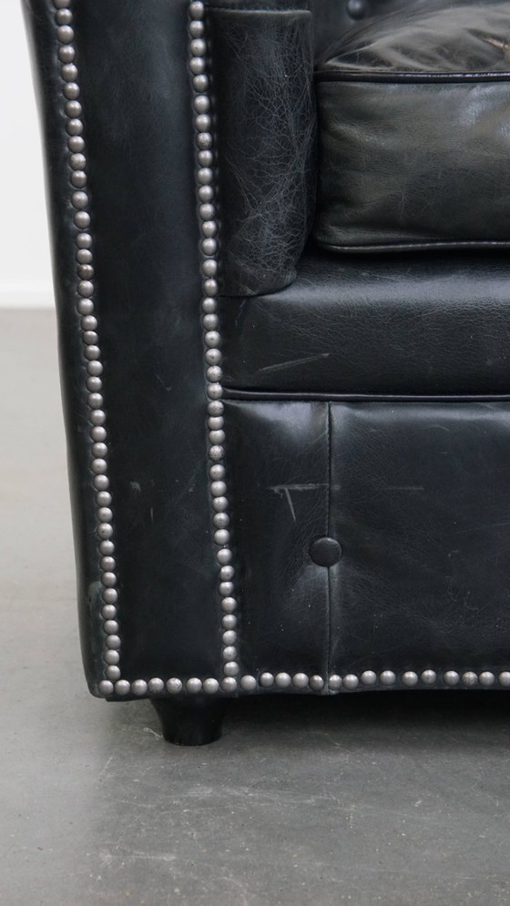 Image 1 of Ampia poltrona Chesterfield in pelle di mucca nera