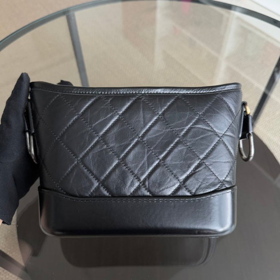 Image 1 of Sac hobo Chanel Gabrielle petit modèle - Cuir de veau matelassé noir, finitions dorées