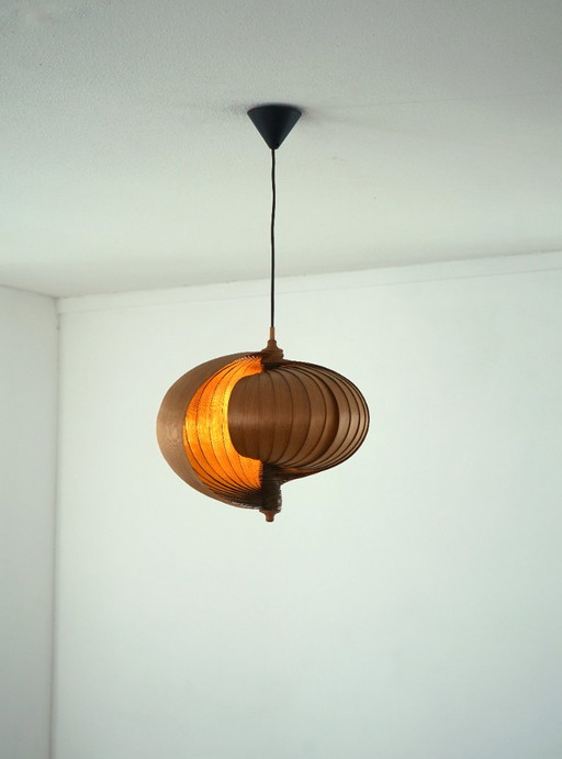 Houten plafondlamp in de vorm van een nautilus, toegeschreven aan Hans Agne Jakobsson. Jaren 60.