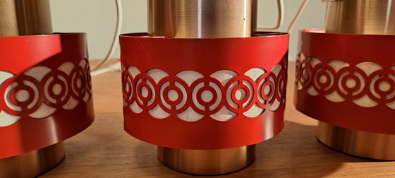 Image 1 of Ensemble de 3 suspensions Nettelhoff – Laiton et rouge – Style moderne du milieu du siècle, années 1960/70