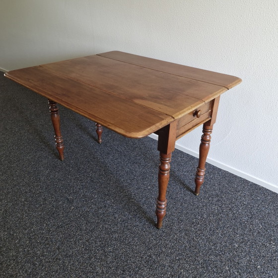 Image 1 of Table d'appoint ancienne en bois avec tiroir et plateau rabattable