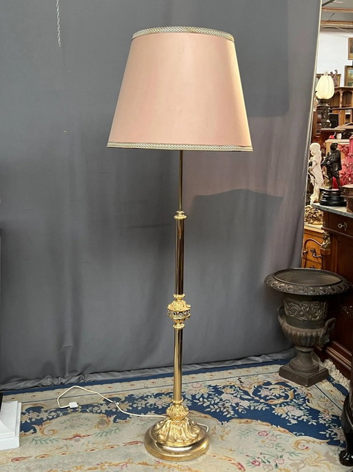 Baroque-style floor lamp in solid gilded bronze decorated with crystal pendants. – vloerlampen (photo 2 of 6)