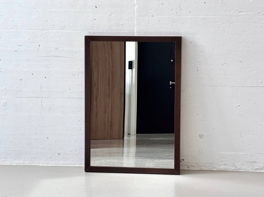 Espejo de pared de alta calidad con marco de madera marrón oscuro.
