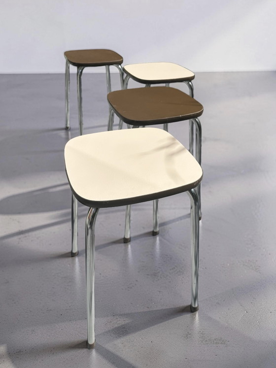 Set van 4 vintage Formica stapelkrukjes – Chroom & tweekleurig, 60s/70s – Metal, Plastic (photo 6 of 8)