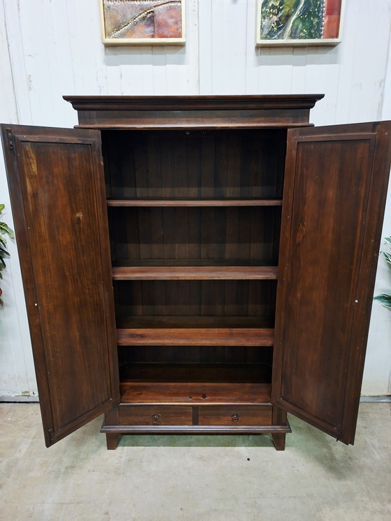 Image 1 of Credenza coloniale con 3 ripiani, dimensioni 110x45cm e altezza 185cm.