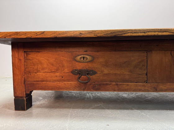 Image 1 of Gran mesa de centro francesa antigua de estilo rústico con dos cajones