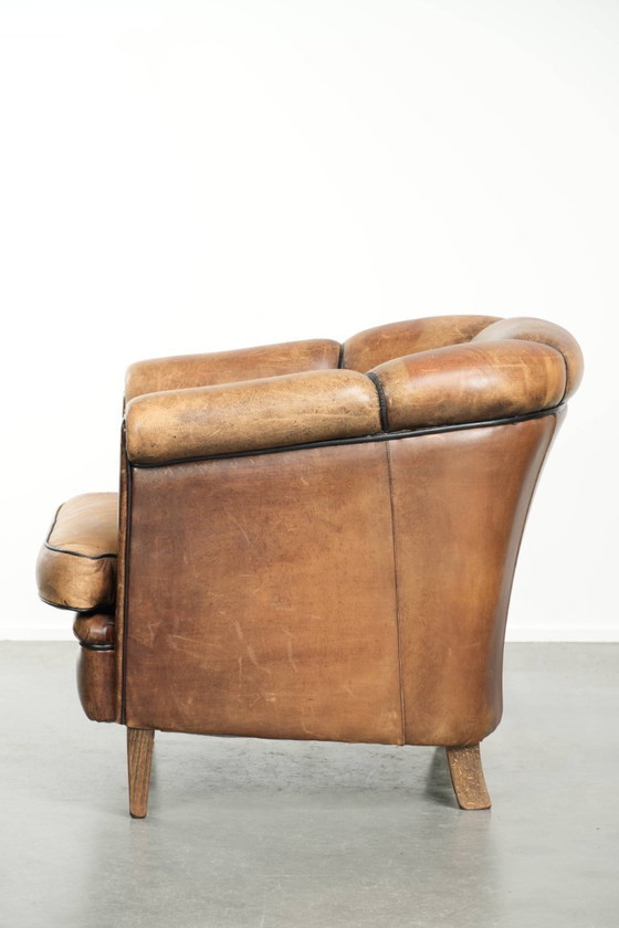 Image 1 of Joli fauteuil club vintage en peau de mouton de style anglais