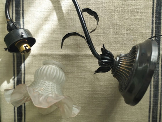 Image 1 of Lampe tulipe en métal noir patiné et abat-jour en verre opaque