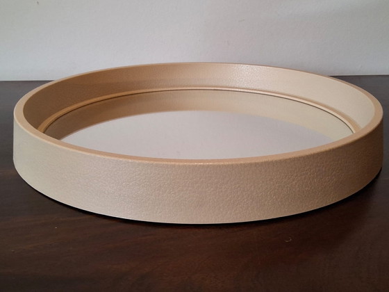 Image 1 of Ronde spiegel met opstaande kunststof rand, leder nerf structuur j 70