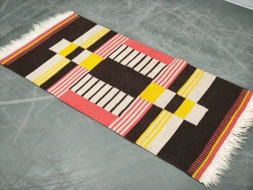 Tapis Kilim tchèque géométrique en laine des années 1950, rose, noir et jaune