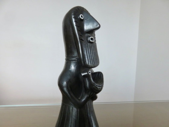 Image 1 of Ceramica nera opaca raffigurante una figura femminile tribale.