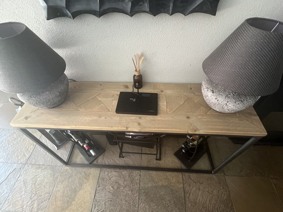 Mesita auxiliar de madera de andamio, estilo industrial, con base metálica, de la marca Jorg. (photo 5 of 7)