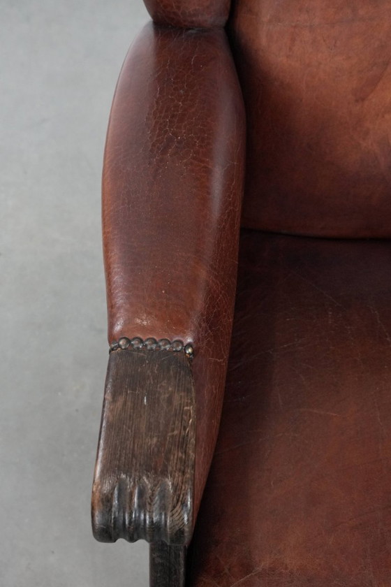 Image 1 of Fauteuil à oreilles classique vintage en peau de mouton et bois