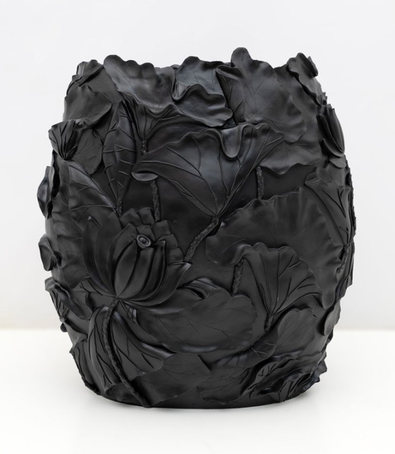 Image 1 of VGnewtrend Cache-Pot moderno in resina nera opaca "Lotus"