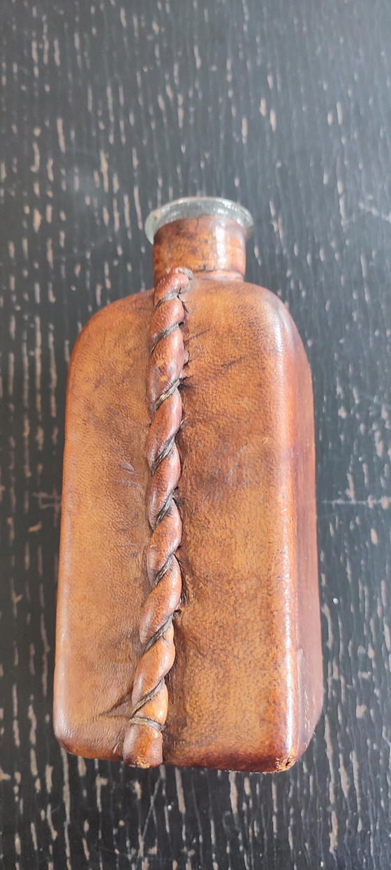 Image 1 of Antieke karaf omwikkeld met leer