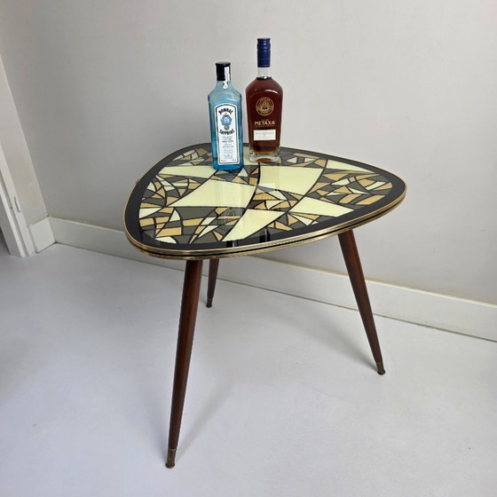 Image 1 of Tavolino da caffè vintage. Triangolare, a tre gambe, a forma di "rene". Piano in vetro con motivo retrò. Anni '50/'60.