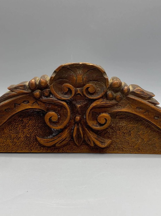 Fronton ancien en bois sculpté, décor rocaille en coquillages et volutes, ornement appliqué – Sculptures, Wood (photo 2 of 5)