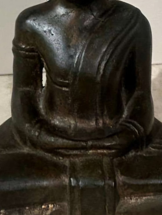 Image 1 of Vroege bronzen zittende Boeddha uit Ayutthaya, met vlamvormige bekroning, sporen van originele vergulding, 15e-16e eeuw Thailand