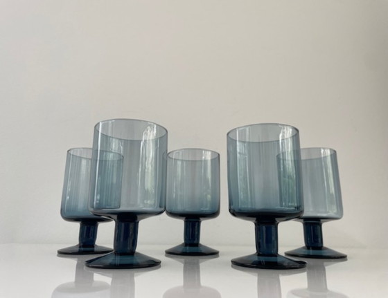 Image 1 of Juego de 5 copas escandinavas con tallo, de cristal ahumado azul.