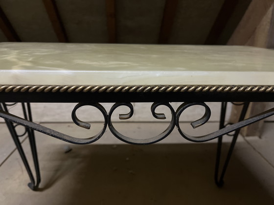 Image 1 of Mesa de centro antigua de hierro forjado y mármol.