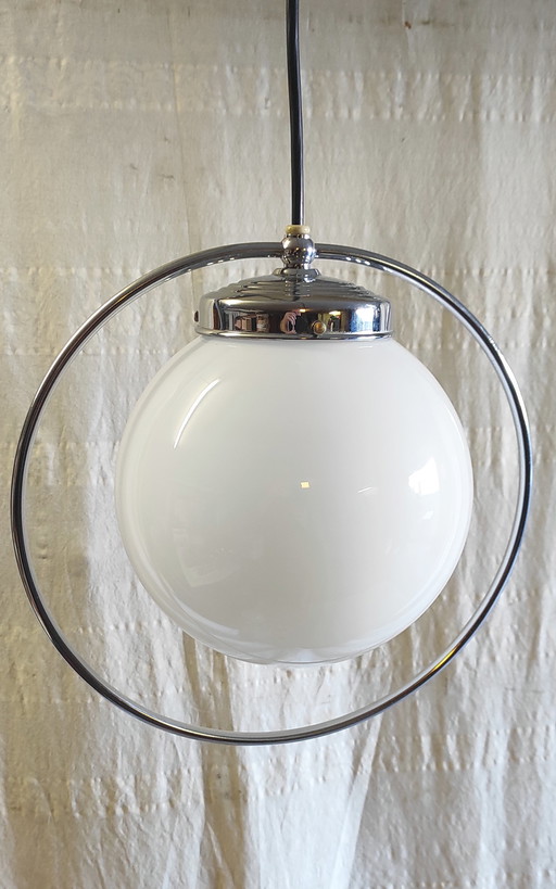 Hanglamp in art-decostijl met opalen bolvormige lens - midden 20e eeuw