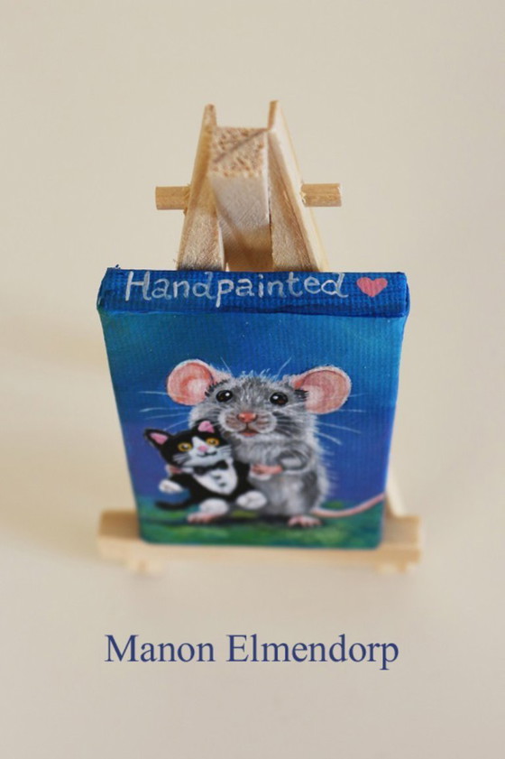 Image 1 of Uniek Handgeschilderd Schilderijtje Muis met Knuffeltje Tuxedo Kat