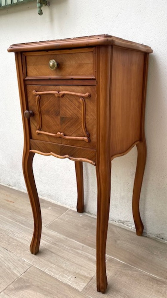 Mesita de noche antigua de madera y mármol. – Mesitas de noche, Brass, Marble (photo 31 of 35)