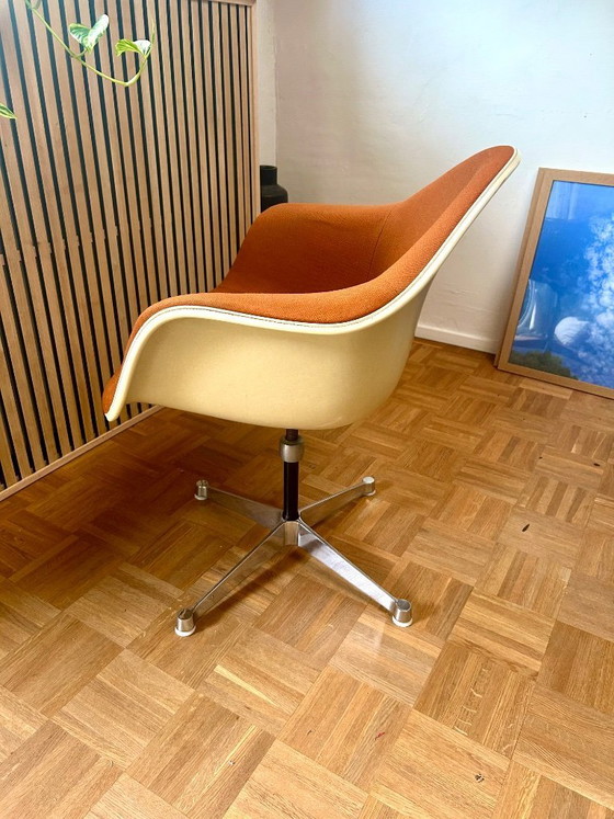 Bellissima poltrona a secchiello vintage Eames PAC di Vitra – Sedie da ufficio, Textile, Aluminium (photo 10 of 11)