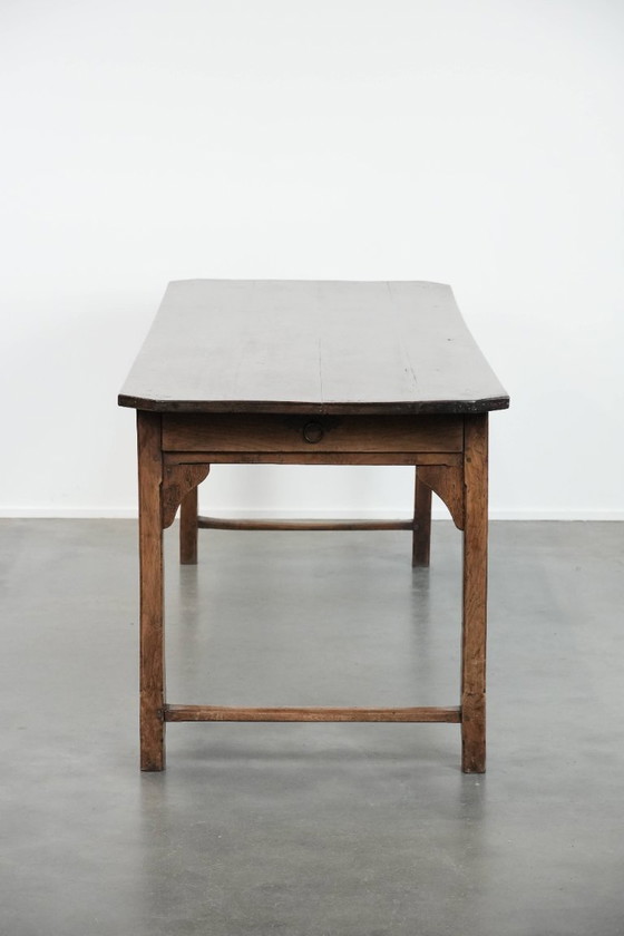Image 1 of Antieke Franse eettafel voor 4 tot 6 personen uit eind 18e/ begin 19e eeuw met een eiken blad en een brood/ uittrek plank
