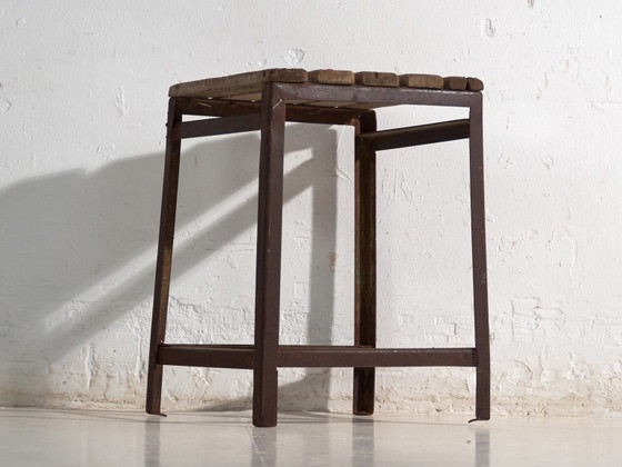 Antique industrial stool in pine wood and iron – Central Europe, circa 1950 – Industrieel (photo 24 of 40)