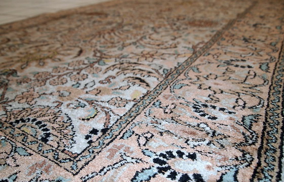 Image 1 of Handgemaakt vintage zijden Indo-Tabriz tapijt 3.2' x 5.3' (100cm x 162cm) jaren 1950 - 1C469