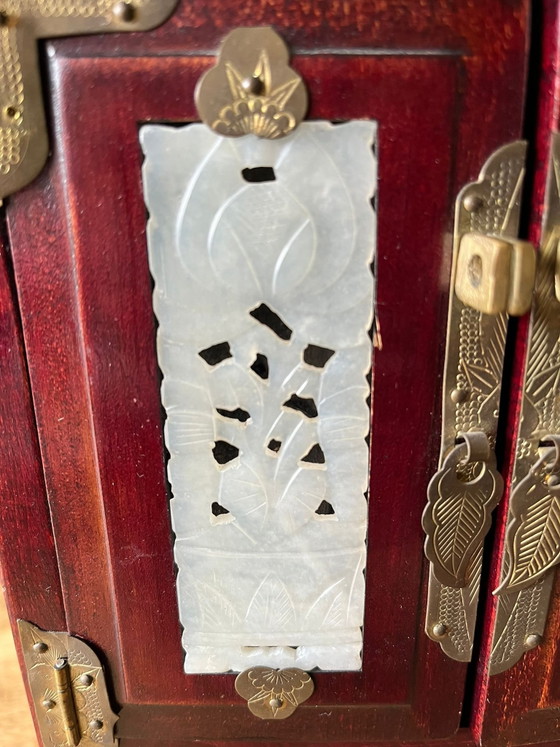 Image 1 of Wunderschöne, antike chinesische Schmuckschatulle aus Rosenholz mit Jade, Messing und Originalschloss (ca. 1960er Jahre)
