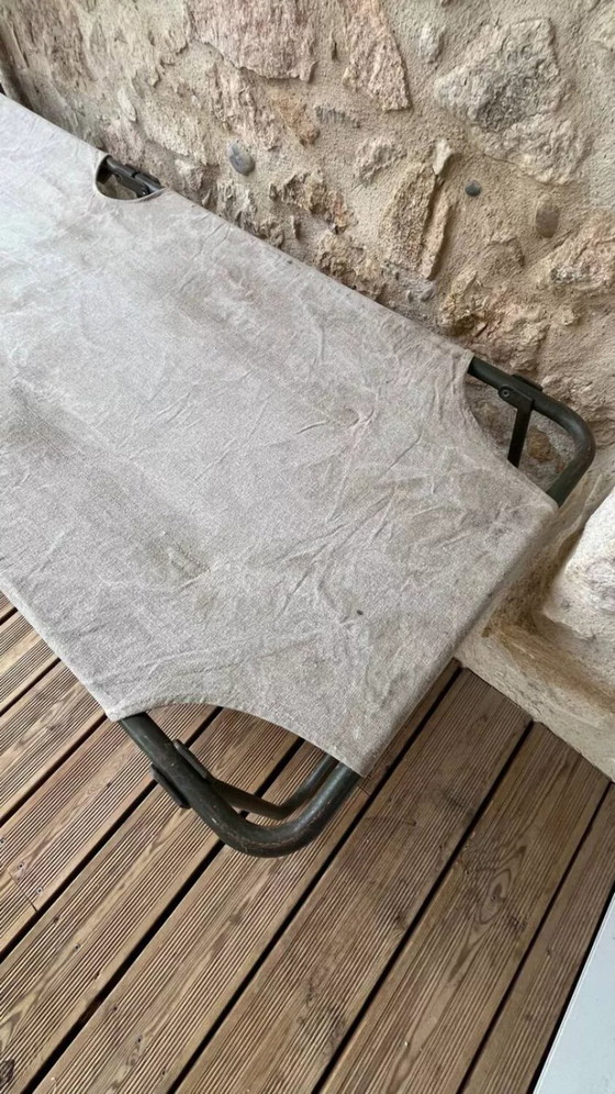 Image 1 of Vintage opklapbaar militair veldbed van kaki groen canvas en metaal.