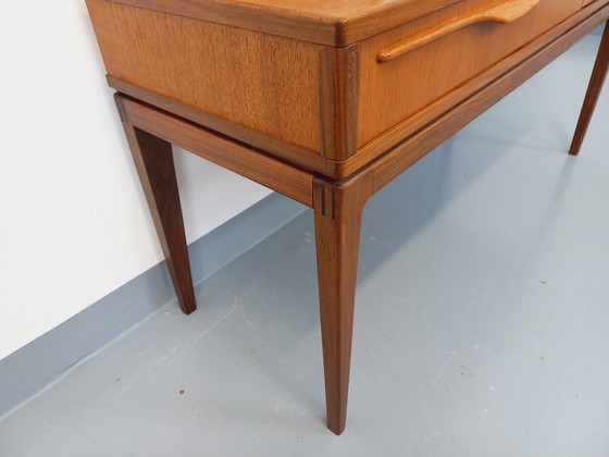 Image 1 of Kleine vintage Scandinavische teakhouten kaptafel met spiegel uit de jaren 60