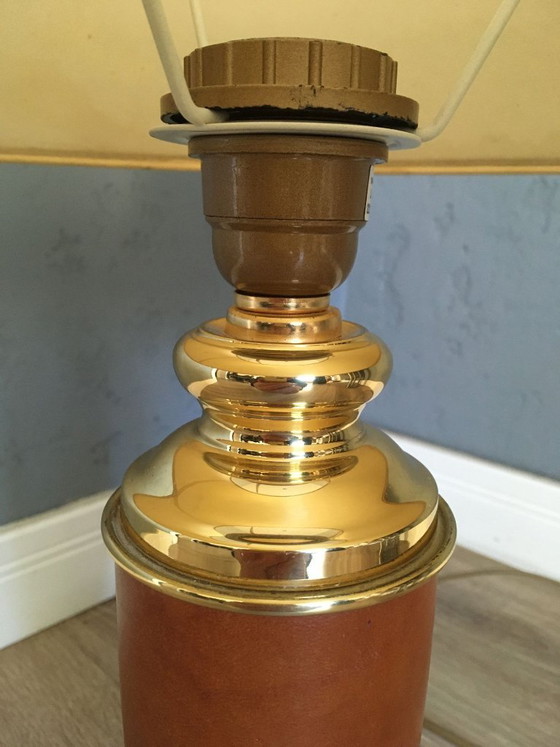 Lampe de table Le Dauphin Pied Shelby, marron, Cuir, Métal, Vintage (photo 2 sur 5)