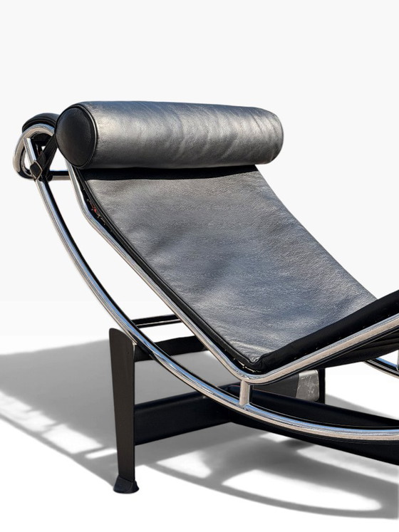 LC4 Chaise longue by Le Corbusier for Cassina, black leather and chrome steel, Design (photo 8 of 15)