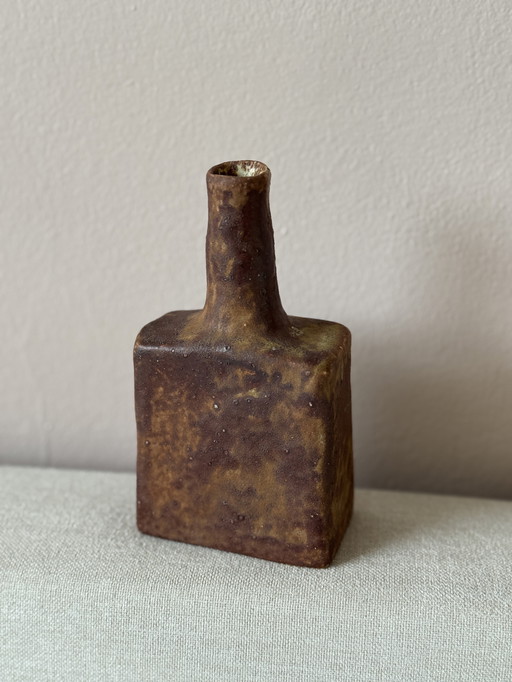 Vaso in ceramica Mobach con smalto terracotta marrone, firmato