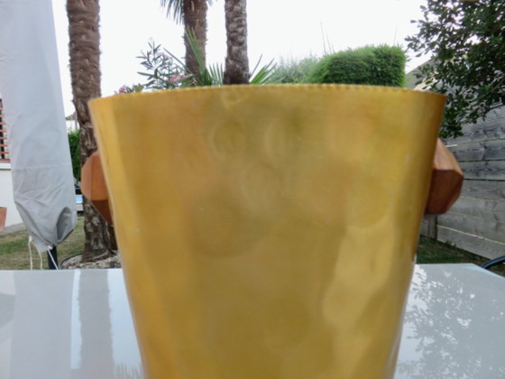 Image 1 of seau à glace en aluminium anodisé doré et texturé, poignées en teck, signé TL Paris, 1970