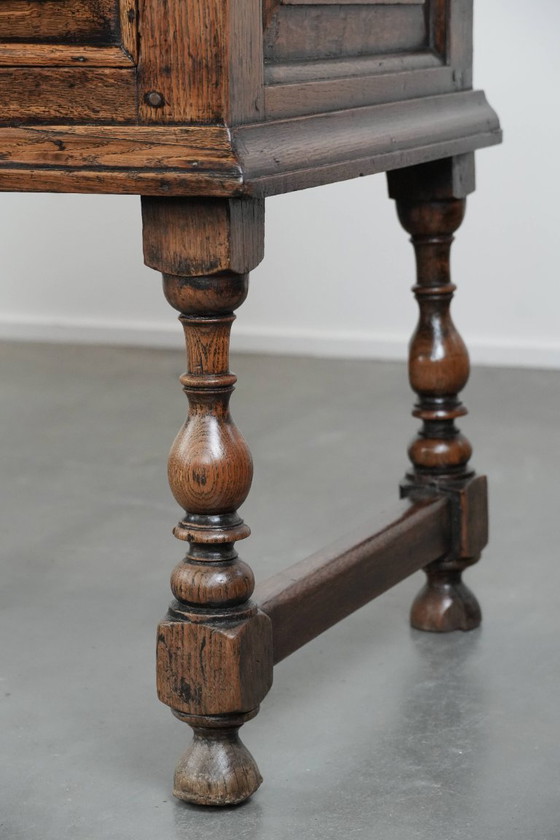 Image 1 of Antiek Engels dressoir uit begin 18e eeuw gemaakt van eikenhout 