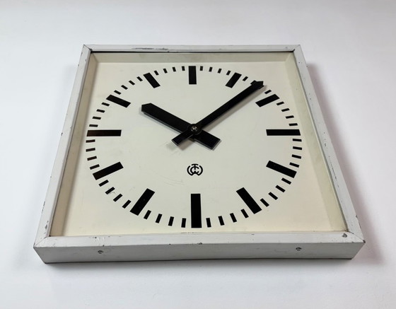 Grande horloge murale carrée blanche de style industriel, de CTW, 1960 – Pendules, Glass, Iron (photo 7 of 19)