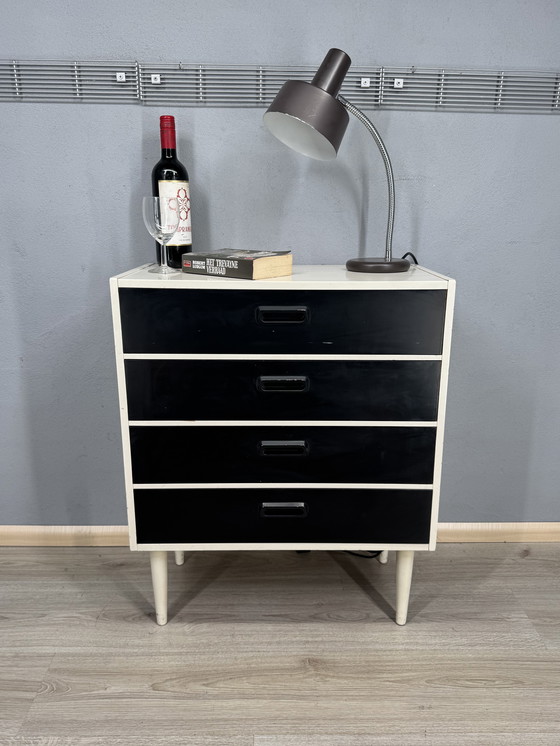 Image 1 of Vintage ladekast in zwart-wit contrast