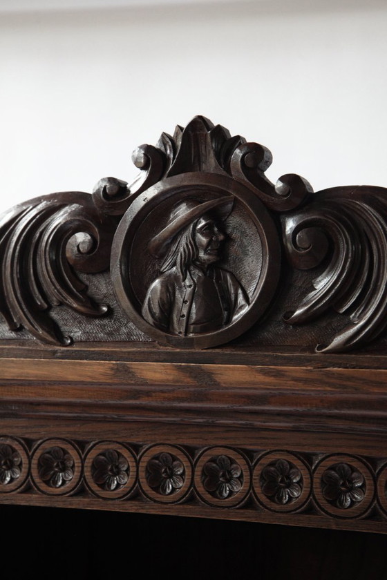 Image 1 of Antiker Vitrinenschrank aus bretonischem Kastanienholz, Frankreich, um 1880–1890