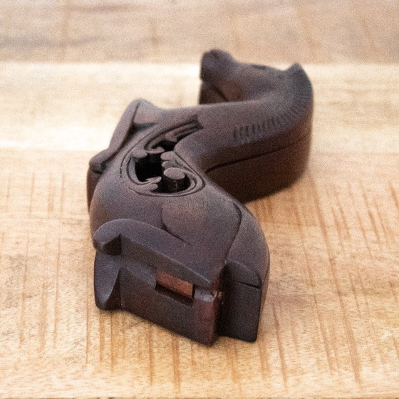 Image 1 of Coffre à chevaux en bois ajouré sculpté à la main