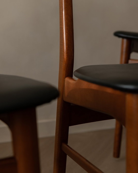 Image 1 of Set di 6 sedie da pranzo danesi di metà secolo · Teak e skai nero