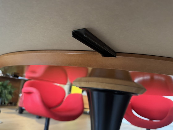 Image 1 of Artifort round/oval dining table