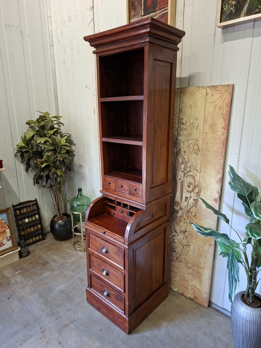 Bücherregal aus Teakholz im Kolonialstil, Dielenschrank, Geschirrschrank, Maße: 50x54cm und 215cm hoch.