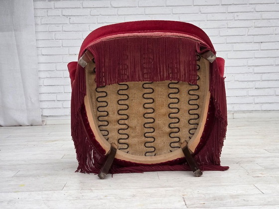 Image 1 of Fauteuil danois des années 1970, revêtement en velours rouge cerise, pieds en frêne.
