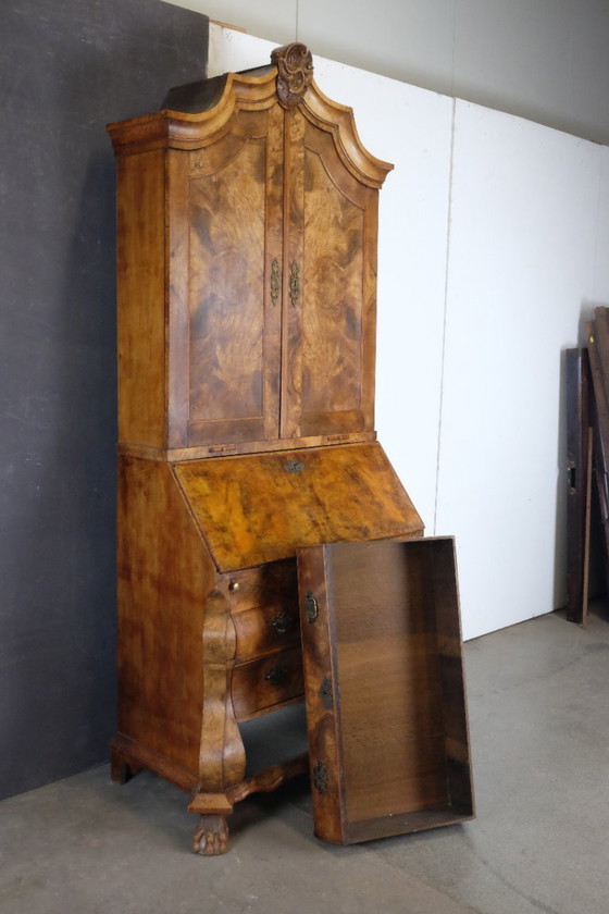 Image 1 of elegant 18th century desk with curb in burr walnut.